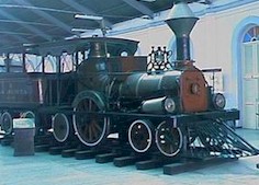locomotora en el museo.jpg